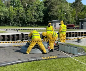 Wojskowi, strażacy i wojewoda testują w Kanale Gliwickim preparat neutralizujący złote algi
