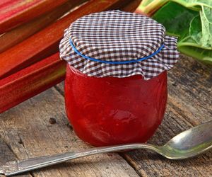 Dżem z rabarbaru – 3 wyjątkowe przepisy na pyszne przetwory pełne smaku!