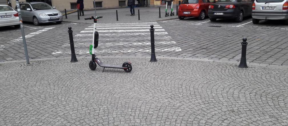 Zdjęcie źle zaparkowanej hulajnogi