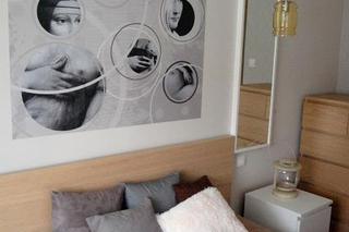 Mała sypialnia: aranżacja sypialni w odcieniach beżu, brązu i bieli