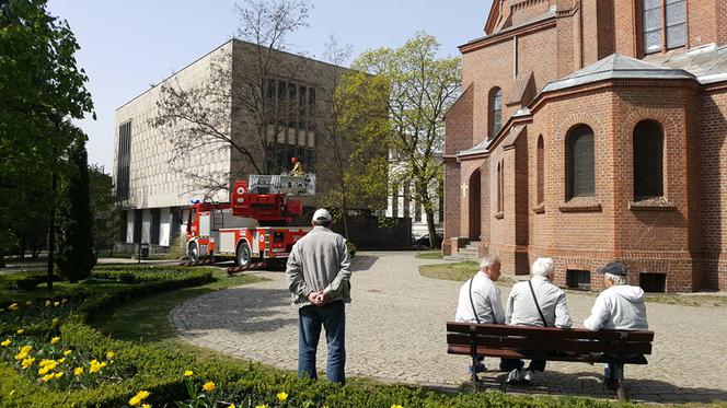 Silny wiatr uszkodził dach kościoła na pl. Wolności w Bydgoszczy. Konieczna była interwencja strażaków [ZDJĘCIA]