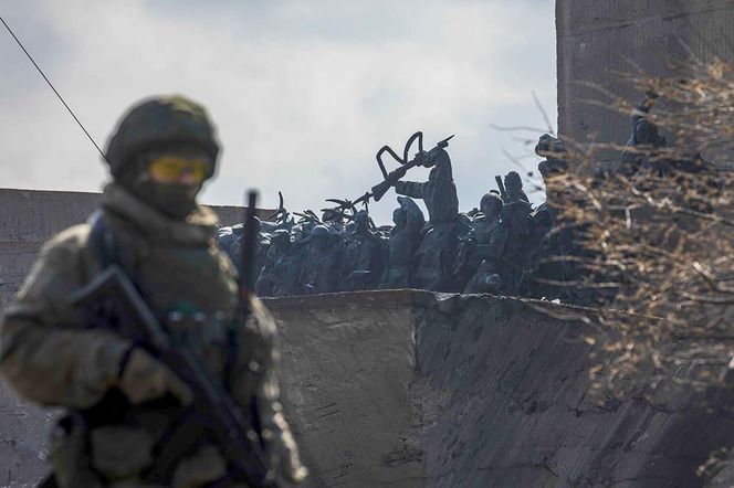 Rosyjscy żołnierze oskarżeni o morderstwa. Prawie tysiąc spraw od początku inwazji na Ukrainę
