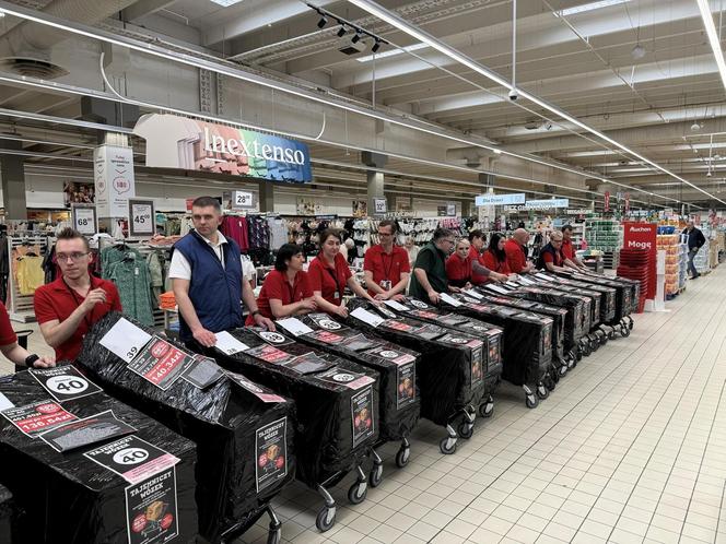 Tajemnicze wózki w Auchan! Klienci kupują „kota w worku”. Co jest w środku?