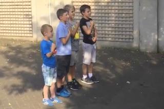 Polskie dzieci w Dublinie śpiewają hymn przed podwórkowym meczem [VIDEO]