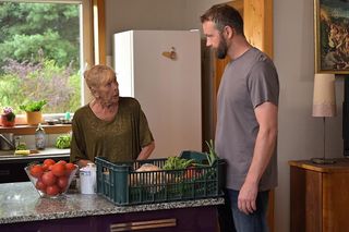 Pierwsza miłość, odcinek 3878: psychol Mateusz (Lesław Żurek), staruszka Miecia (Tomira Kowalik)