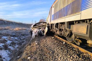   Tir zderzył się z pociągiem osobowym. Trasa kolejowa Ełk-Białystok zablokowana