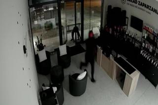 Nocne włamanie na wrocławskich Krzykach. Rabusie ukradli ekspresy do kawy, szuka ich policja