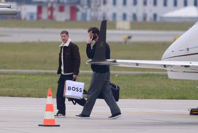 Robert Lewandowski ze szpanerką siatą wysiadł z samolotu