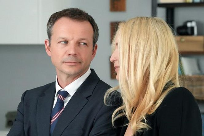 Barwy szczęścia, odcinek 3267. Bruno (Lesław Żurek), Karolina (Marta Dąbrowska)