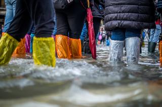 Paraliż komunikacyjny, zalane ulice i jedna ofiara śmiertelna. Hiszpania walczy z wielką wodą