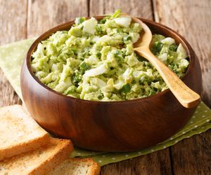 Sałatka z awokado, ogórkiem kiszonym i jajkiem - nic więcej nie potrzeba! 