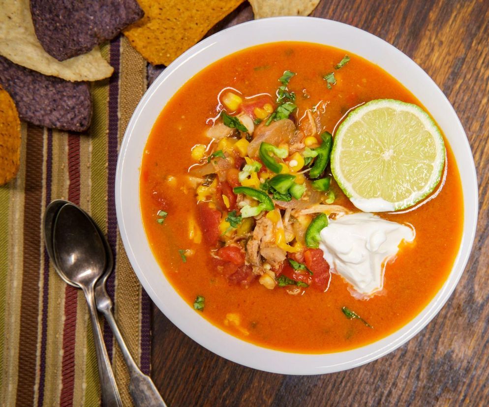 Obłędna zupa taco z kurczakiem – sprytny przepis z 4 puszek i jednej piersi