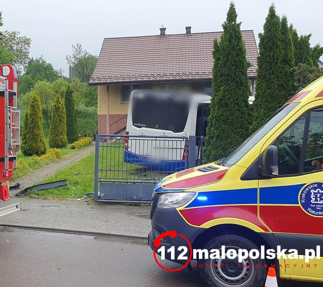 Autobus MPK wjechał na posesję pod Krakowem. Są ranni