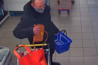 Kraków: ZŁODZIEJ poszukiwany przez policję! Rozpoznajesz go? Zobacz, jak ukradł torebkę