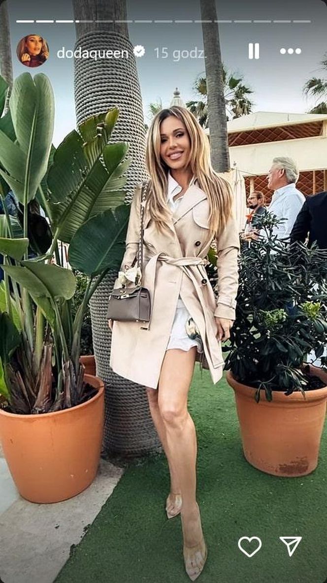 Doda w skąpym kostiumie prezentuje swoje wdzięki. Co za figura!