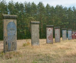 Największa kolekcja muru berlińskiego jest pod Wrocławiem. Na polu ustawiono kilkadziesiąt żelbetowych płyt z NRD