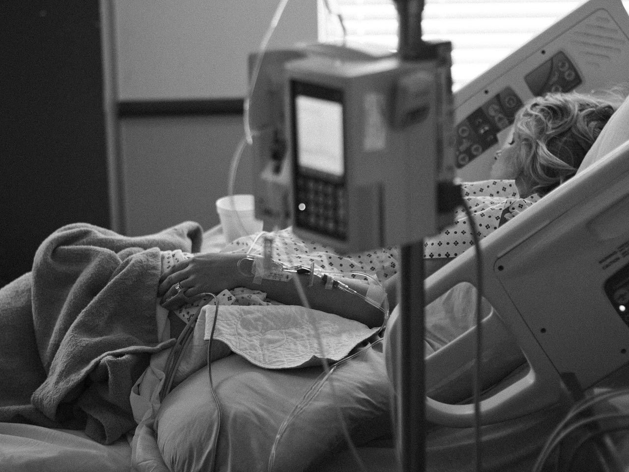 Busko-Zdrój: COVID-19 zabił matkę i córkę. Życie ojca zagrożone