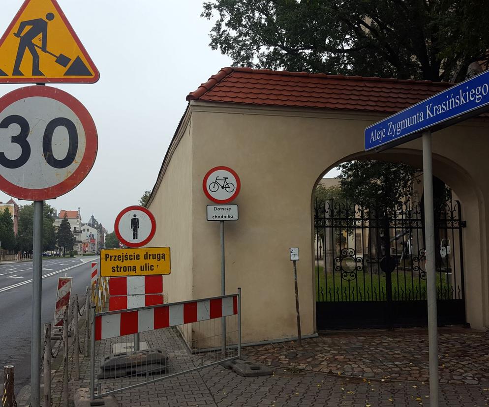 Będą chronić pieszych, ale głównie mur lapidarium w Lesznie
