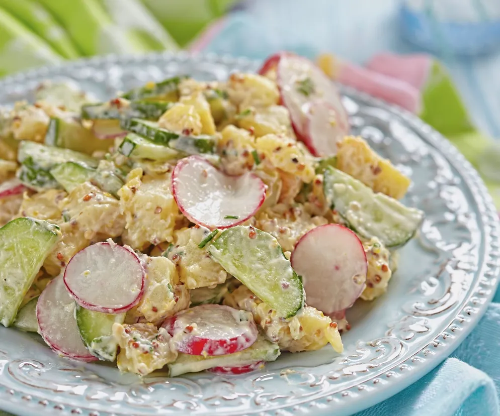 Sałatka z młodych ziemniaków. Dodaj ogórki małosolne, a wyjdzie hit tego lata