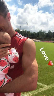 Robert Lewandowski przytulił córkę po treningu
