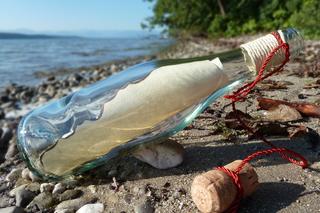 Autorzy tajemniczego listu w butelce poszukiwani! Syn mieszkańca Płocka znalazł go na plaży