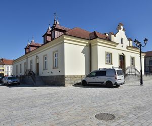 To jedno z najmniejszych miast w Małopolsce. Jedna decyzja papieża sprawiła, że stało się sławne