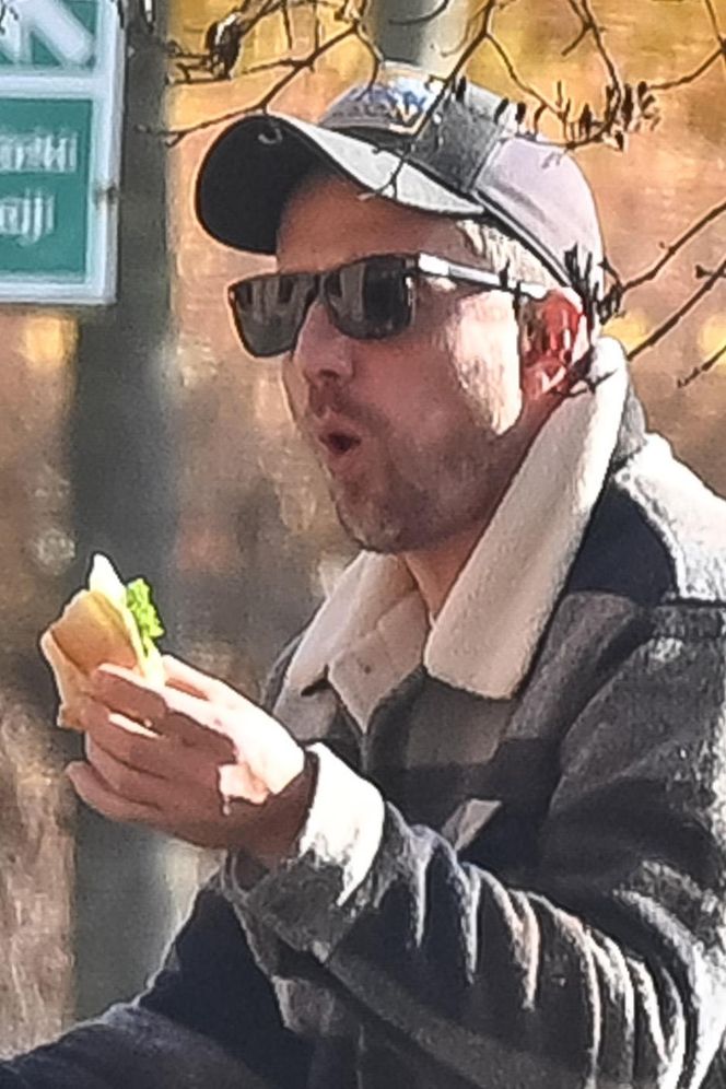 Agnieszka Kaczorowska siedzi i pachnie, a Rogacewicz wynosi śmieci i je kanapke poza autem... Fajna para?