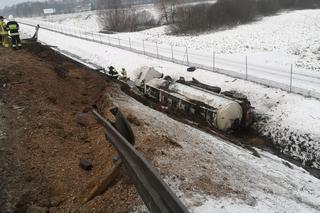 Łódzkie. Wypadek cysterny na S8. Doszło do wycieku paliwa