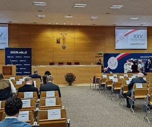 Piękne studentki o. Rydzyka przyćmiły byłego prezydenta Andrzeja Dudę