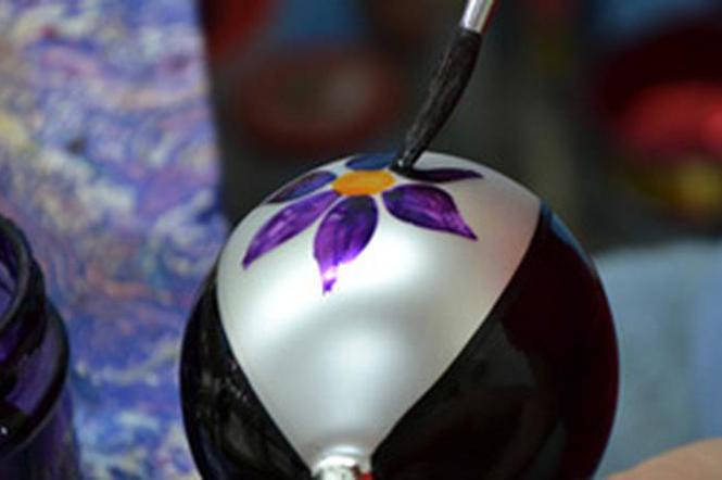 Bombki ręcznie malowane muszą konkurować z tanimi, plastikowymi wyrobami z Chin