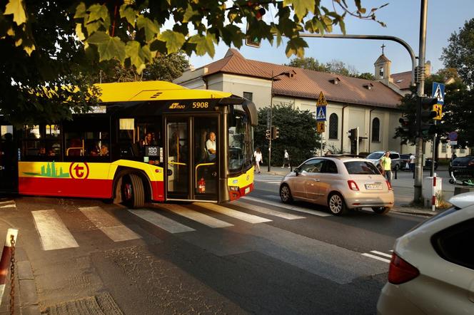 Pasażerowie komunikacji w Warszawie wściekli jak nigdy. 100 minut w korku. Wszystko stoi