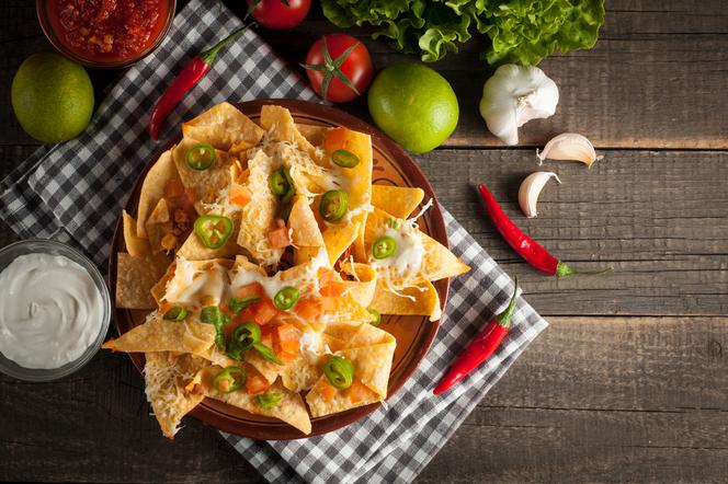 Domowe nachosy serem i czosnkiem: przepis na chipsy z tortilli