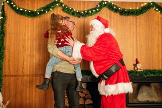 Barwy szczęścia, odcinek 3190: Mikołajki zamienią się w dramat! Kryzys z Krystyną zniszczy imprezę Wioletki