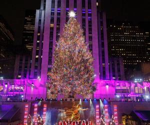 USA. Choinka w nowojorskim Rockefeller Center rozświetlona. Znalazło się na niej 50 tys. światełek