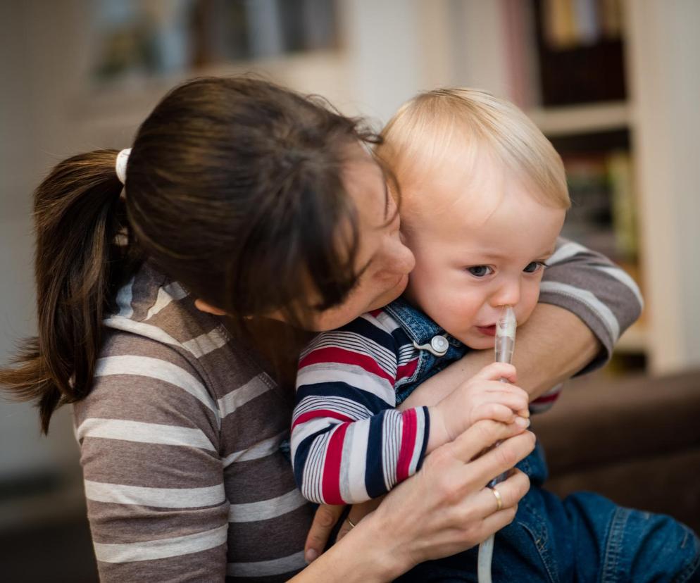 mama odciągająca katar dziecku