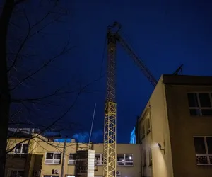 Dramat w Wieliczce. Złamane ramię żurawia runęło na dach szkoły podstawowej [ZDJĘCIA]