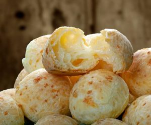 Zrobiłam Pao De Queijo i poczułam się jak na brazylijskim targu. Te bułki bez glutenu to najlepsza przekąska