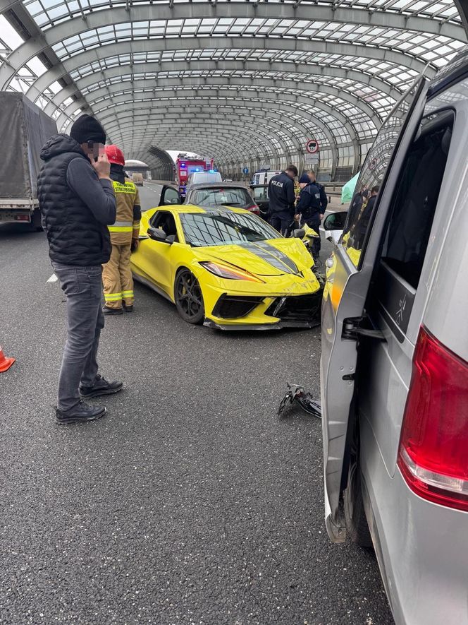 Żółta Corvette huknęła w bariery i zderzyła się z 3 samochodami! 