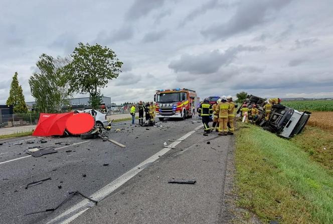 BMW zderzyło się z dwoma ciężarówkami 