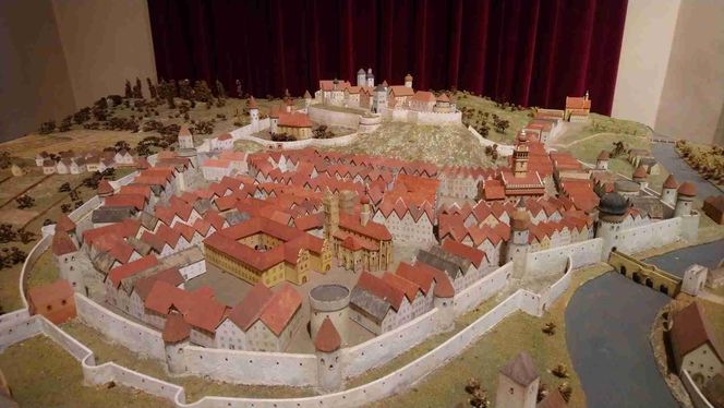 O tym mieście mówią "mała Praga". Twierdza, podziemia i najstarszy kamienny most 