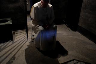 Papież w celi męczennika w Auschwitz