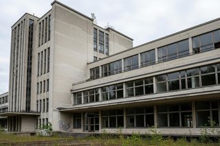 Perła modernizmu pod Krakowem. Dlaczego elitarne sanatorium popada w ruinę?