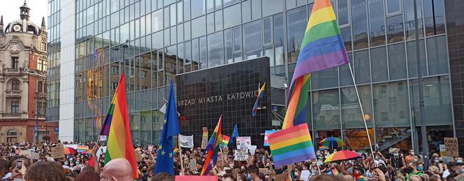 Kolorowy tłum manifestował w Katowicach. "Wszystkich nas nie zamkniecie" [ZDJĘCIA]