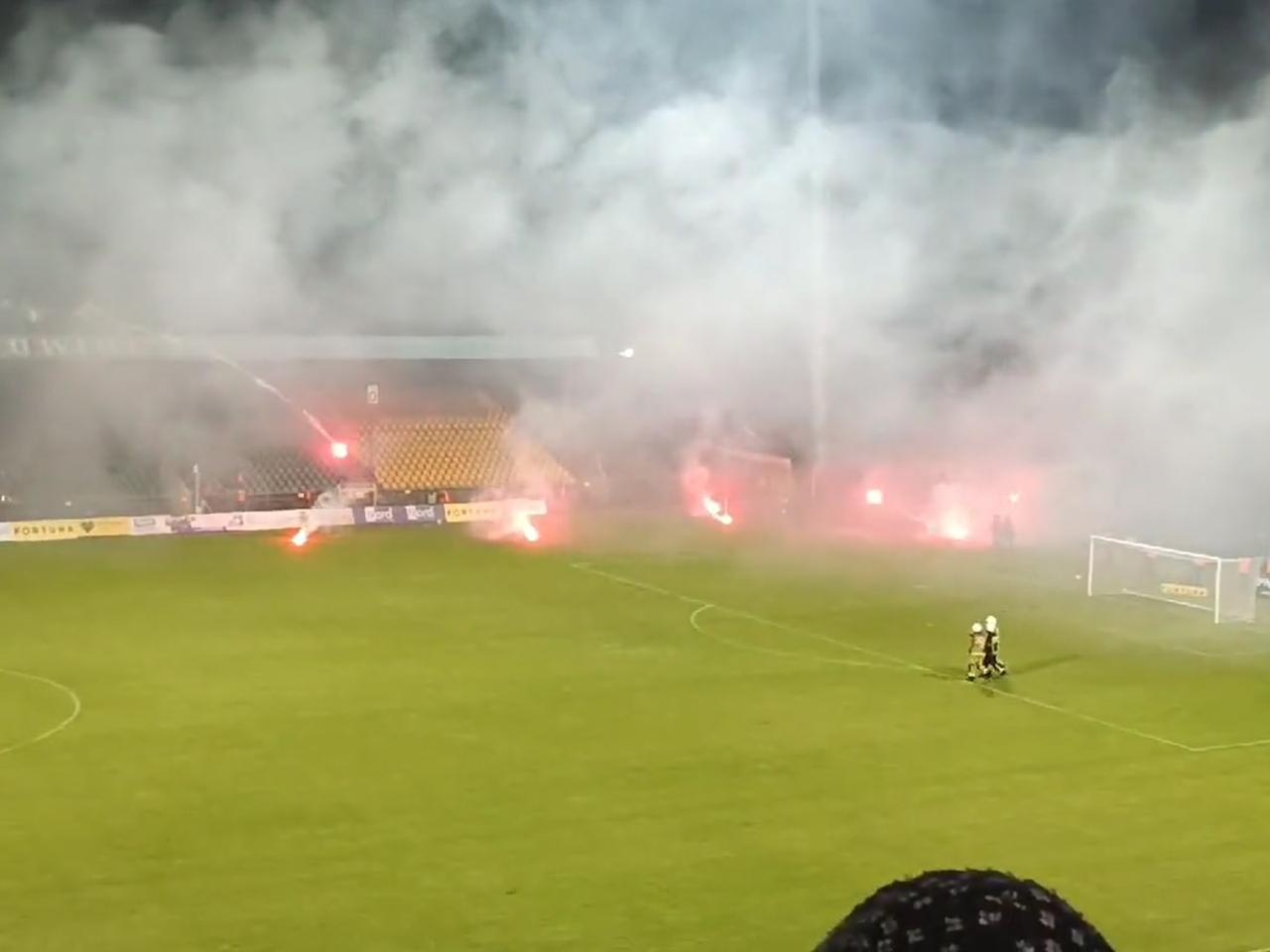 AWANTURA na meczu GKS Katowice - Widzew. Kibole NISZCZYLI własny stadion [ZDJĘCIA, WIDEO]