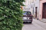„Mistrzowie parkowania” rozjeżdżają historyczną część Olsztyna. Posypały się mandaty