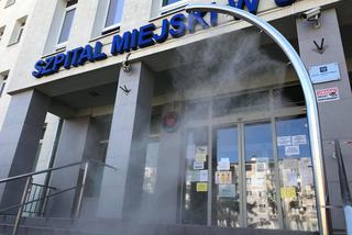 Specjalne kurtyny dezynfekujące pojawiają się przed szpitalami  w Sosnowcu. Wyglądem przypominają działające latem kurtyny wodne 