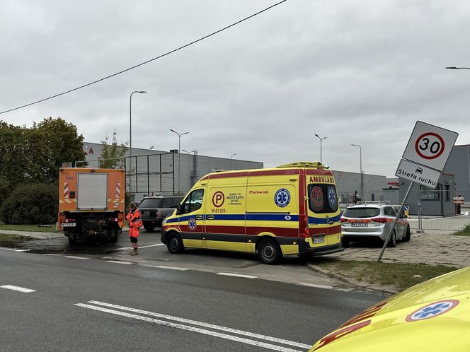 Tramwaj uderzył w busa na Annopolu. Poważny wypadek, motorniczy ranny