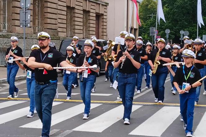 Przemarsz orkiestr dętych podczas finału TTSR 2024