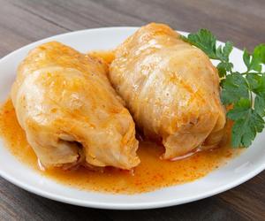 Gołąbki z colą – odważne, ale pyszne połączenie. Sprawdź, jak ten napój potrafi podkręcić smak tradycji