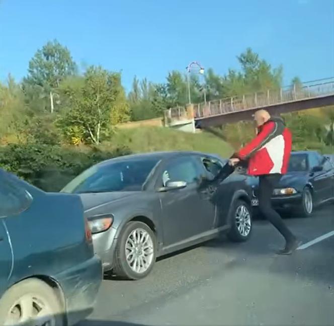 Atak szaleńca na drodze w Katowicach. Wpadł w amok i rozwalał auto stojące w korku WIDEO